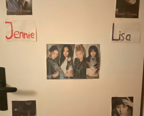 Weißes Plakat mit Bildmotiven von Blackpink