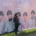 Frau steht vor Plakatwand mit BTS Group Mitgliedern