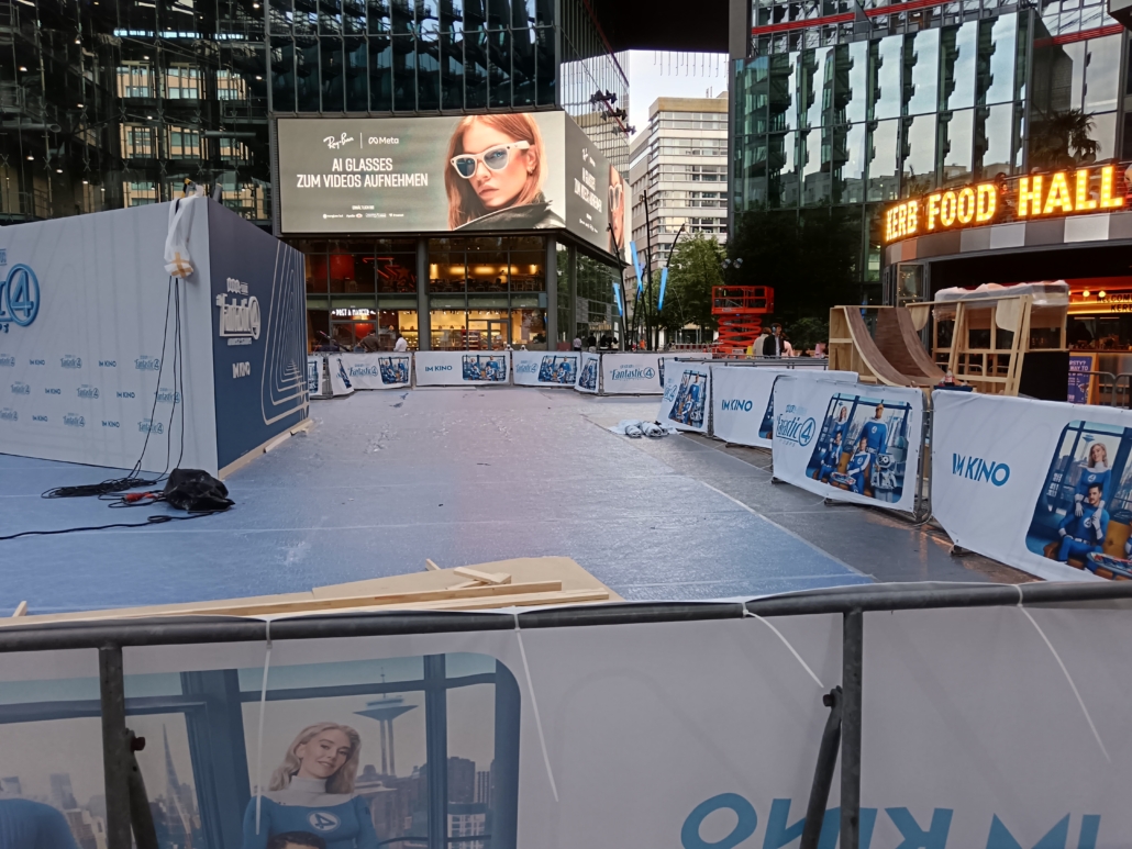 Blauer Teppich im Eingangsbereich der Fanzone wird aufgebaut.