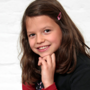 Nina Chuba als junges Mädchen