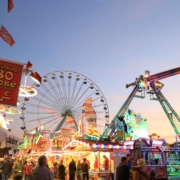 Karussells im Abendlicht