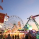 Karussells im Abendlicht
