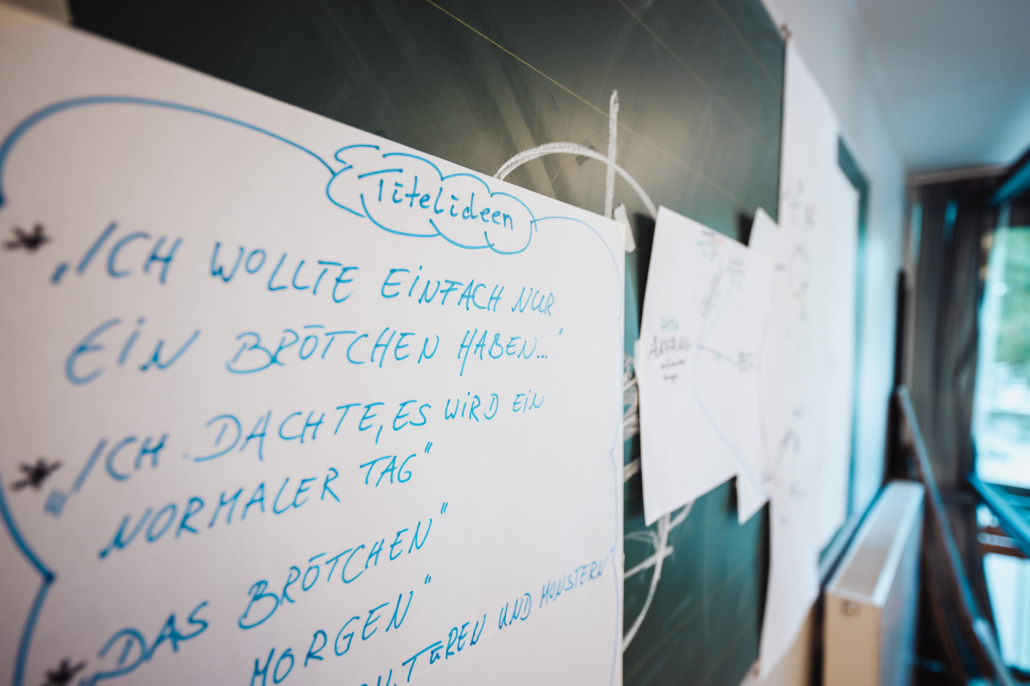 Titelideen auf einem Flipchart-Papier an die Tafel gehängt.
